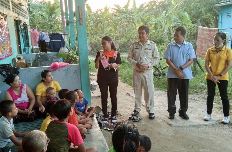Thailand: Eine Gesundheitshelferin von World Vision klärt myanmarische Migranten über die Situation um COVID-19 auf. 