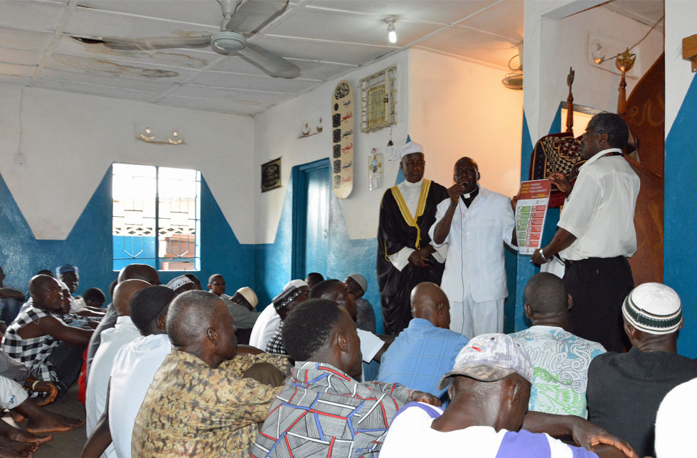 Sierra Leone: Pastor Kainwo und Imam Koker informieren die Besucher einer Moschee, wie sie sich vor Ebola schützen können.