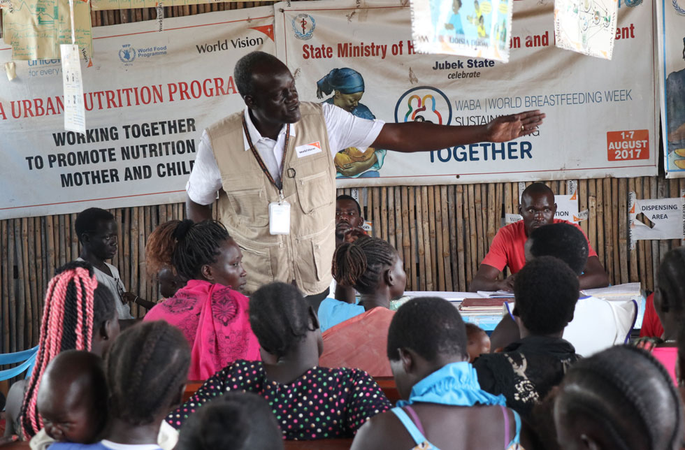 Juba, Südsudan: Ein World Vision-Mitarbeiter erklärt Müttern in Juba, wie sie sich vor dem Corona-Virus schützen können.
