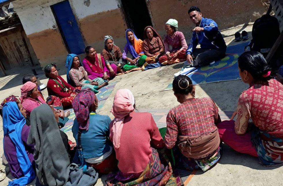 Jumla Sinja, Nepal: Eine Produktionsgruppe sitzt in einem Kreis und diskutiert über den Markt.