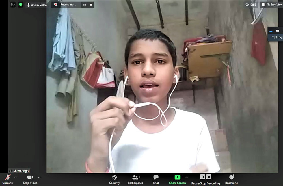 Indien: Ein Junge befindet sich in einem Skype-Call.