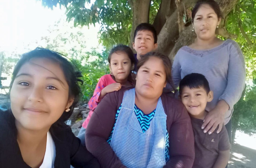 Bolivien: Ein Mädchen posiert mit ihrer Familie für ein Foto.