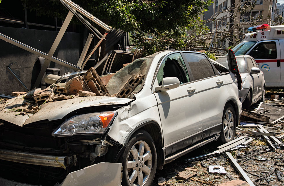 Libanon: Bild eines zerstörten Autos und kaputten Strassen in Beirut. 