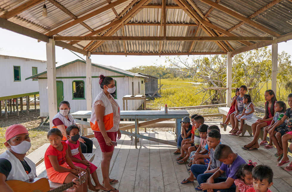 Amazonien, Brasilien: Mitarbeitende von World Vision klären indigene Völker darüber auf, wie sie sich vor dem Virus schützen können.
