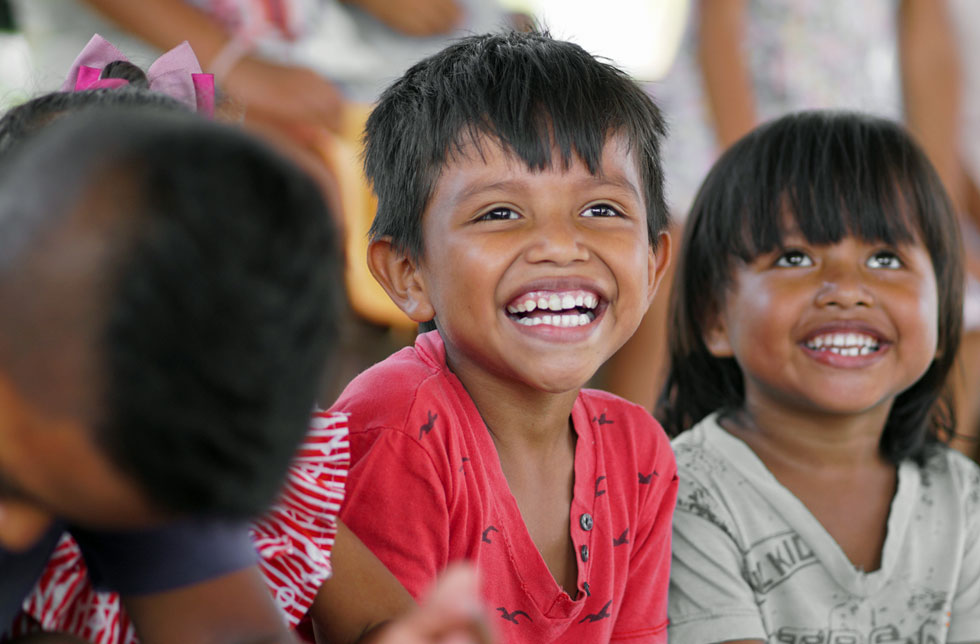 Amazonien, Brasilien: Eine Gruppe lachender Kinder.