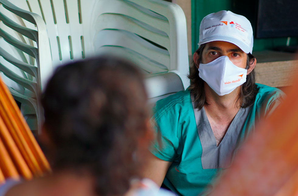 Amazonien, Brasilien: Ein Arzt spricht mit einer Frau.