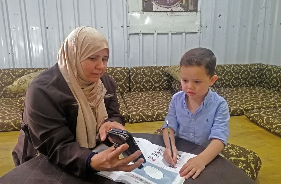 Jordanien: Eine Mutter erklärt ihrem Sohn die Hausaufgaben.