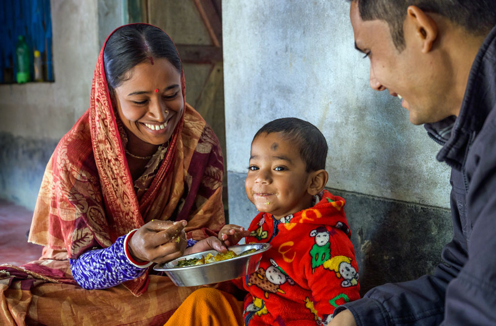 Indien: Tumpa und Bikash füttern ihren Sohn Arko.