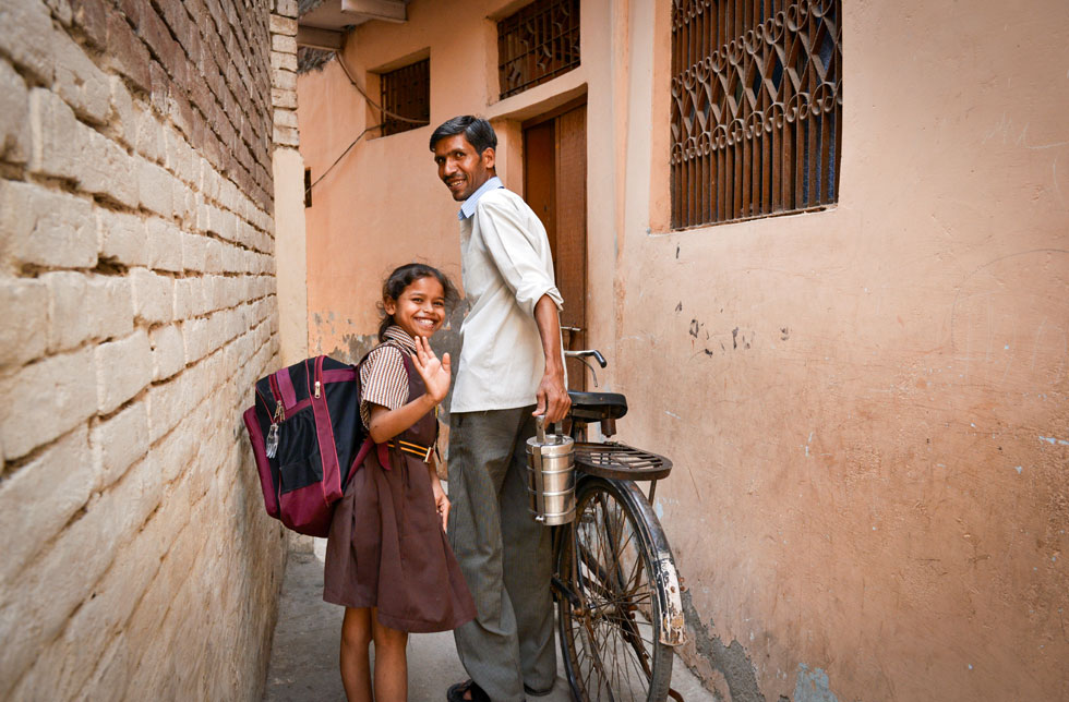 Indien: Ein indischer Vater begleitet seine Tochter zur Schule.