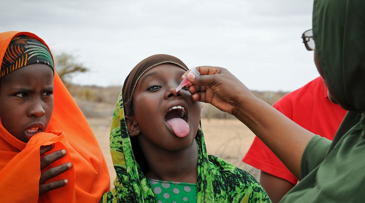 Gesundheitshelfer verabreichen in Somalia die Schluckimpfung gegen Polio.