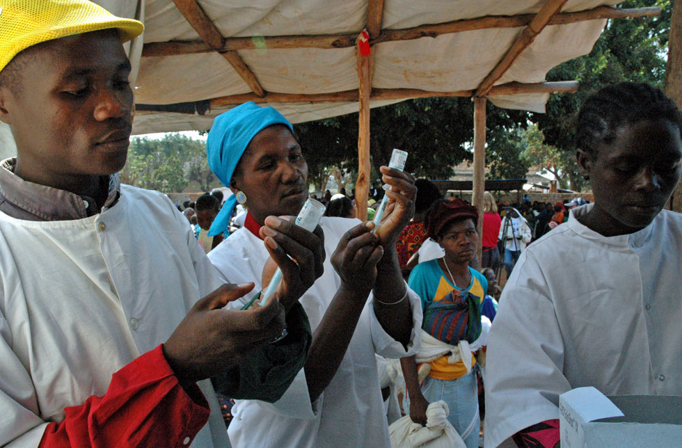 Gesundheitshelfer in Angola bereiten Impfungen vor.