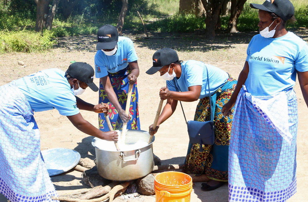 Einige afrikanische Frauen stellen Seife mit einfachen Kochtöpfen her.