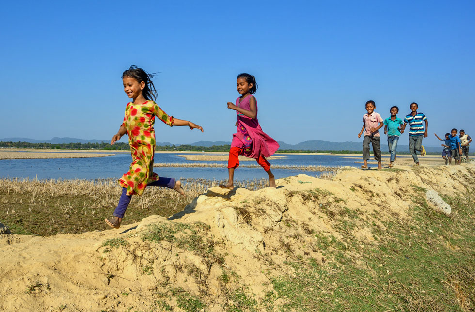 Bangladesch: Kinder rennen über einen Damm.