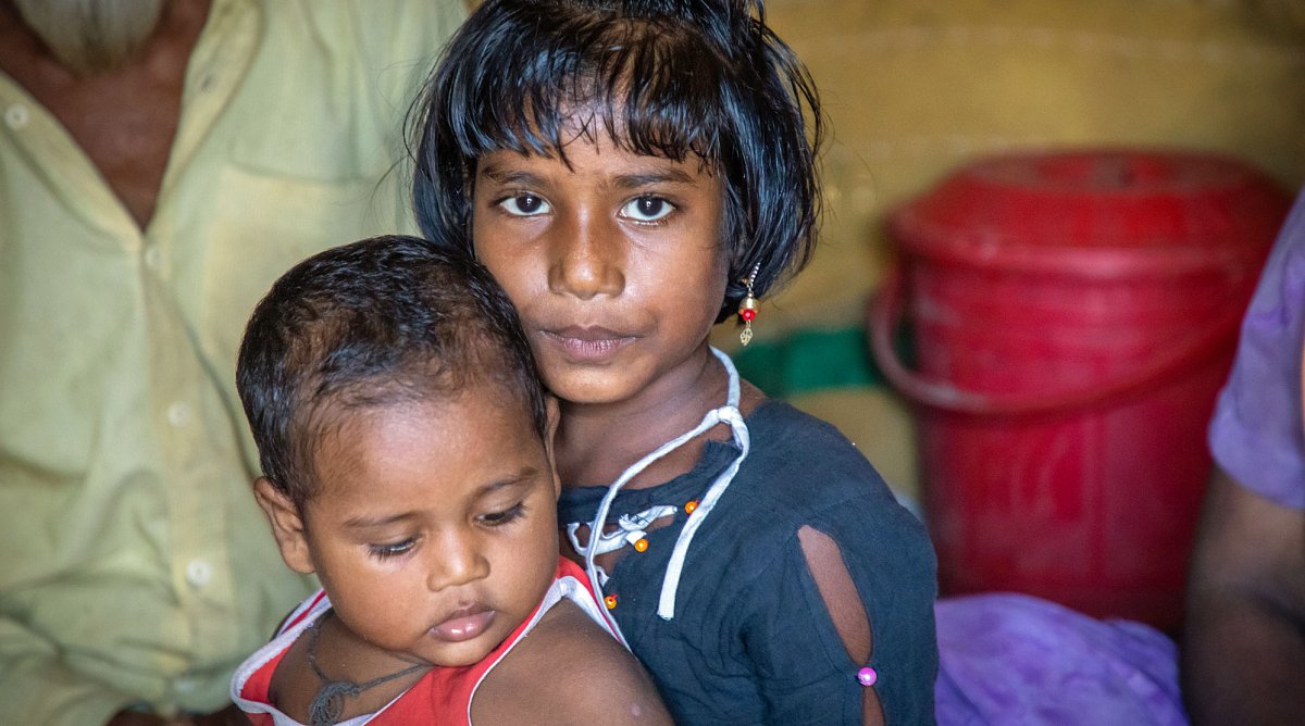 Ein Rohingya-Mädchen umarmt ein kleines Kind im grössten Flüchtlingslager der Welt in Cox’ Bazar, Bangladesch.