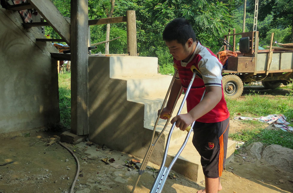 Vietnam: Ein Junge in einem Fussballtrikot geht an Krücken.