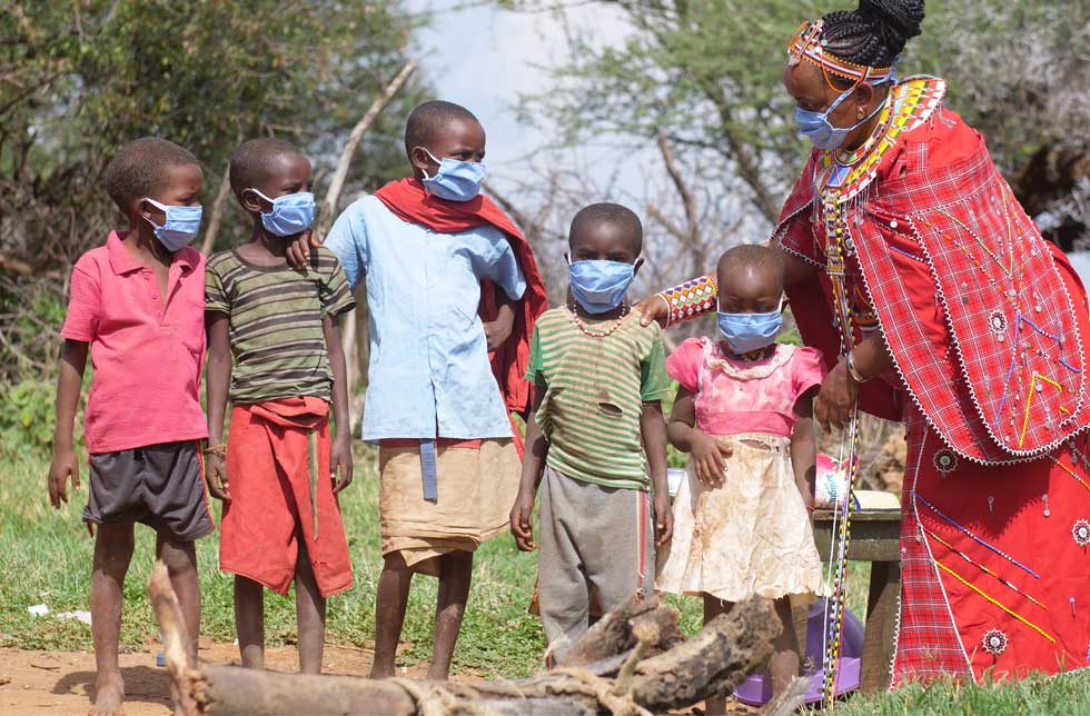 Kinder in Kenia tragen Schutzmasken gegen COVID-19.