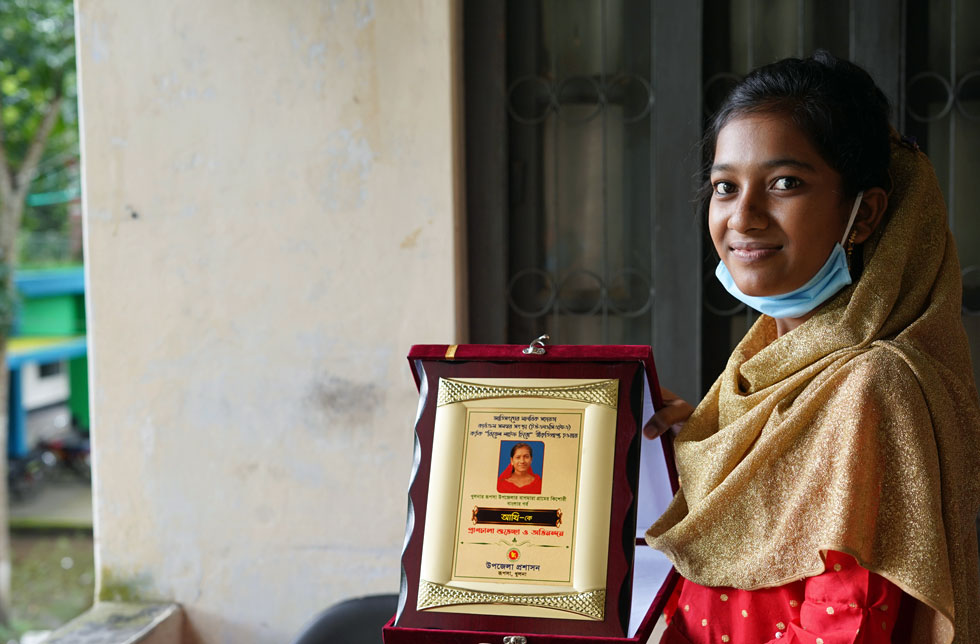 Bangladesch: Ein Mädchen hält ihre Auszeichnung als «Real Life Hero» in den Händen.