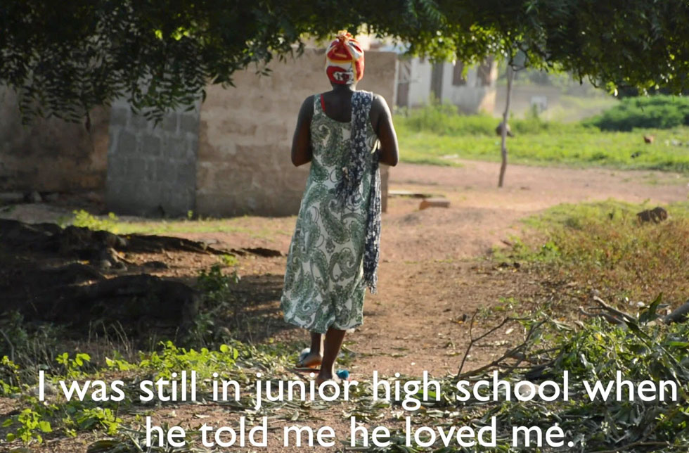 Ghana: Ein Mädchen geht einen Weg entlang.