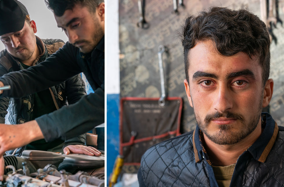 Irak: Eine Collage aus zwei Bildern: Auf der einen Seite repariert der Mann mit einem Kollegen ein Auto. Auf der anderen Seite ist das Portrait eines jungen Mannes in einer Werkstatt. 