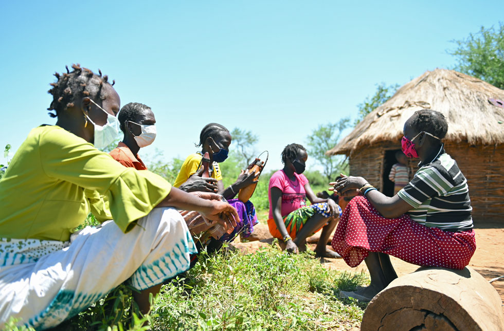 Kenia: Eine Frau erklärt jungen Frauen, wie schädlich die weibliche Genitalverstümmelung für sie ist.
