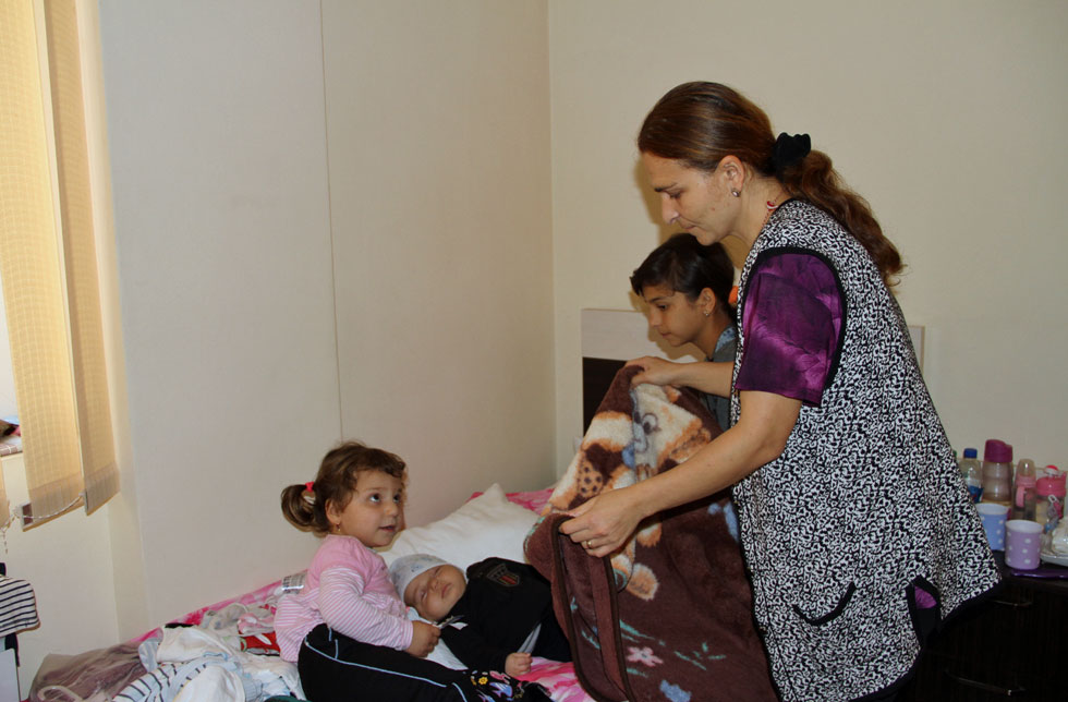 Armenien: Eine Mutter kümmert sich um drei Kinder.