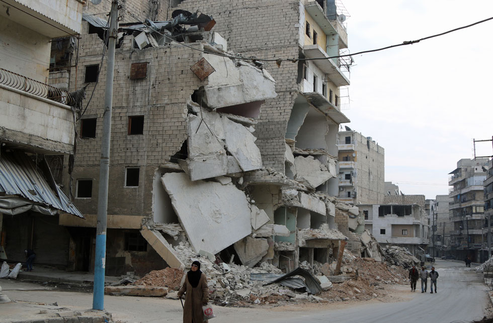 Syrien: Eine Frau geht durch die zerstörten Strassen von Aleppo.