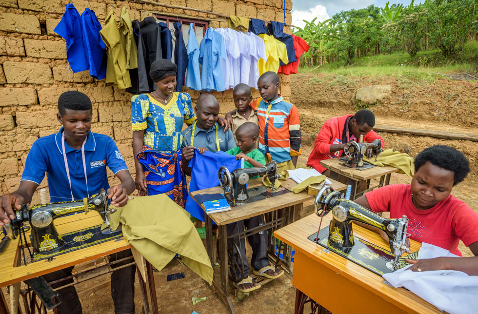 Eine Gruppe arbeitet an neuer Kleidung an ihren Nähmaschinen.