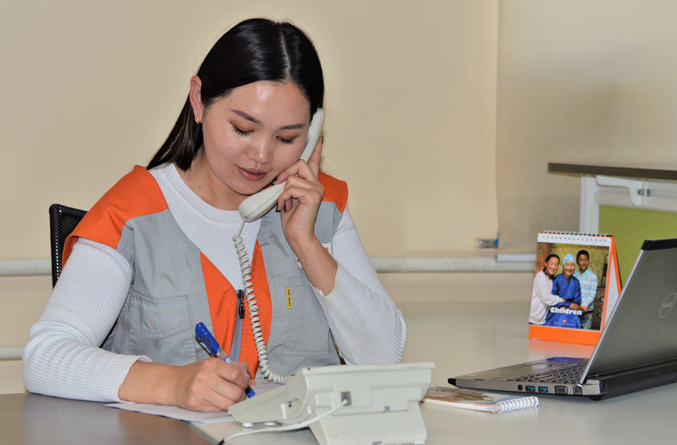 Mongolei: Eine Mitarbeiterin von World Vision telefoniert mit einem Patenkind.