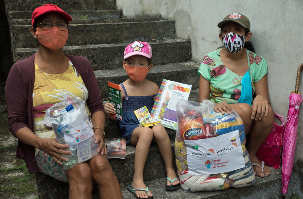 Familie in Brasilien mit einem COVID-19-Hilfspaket.