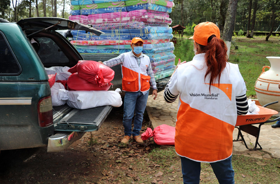 Honduras: World Vision verteilt Hilfsgüter an betroffene Familien.