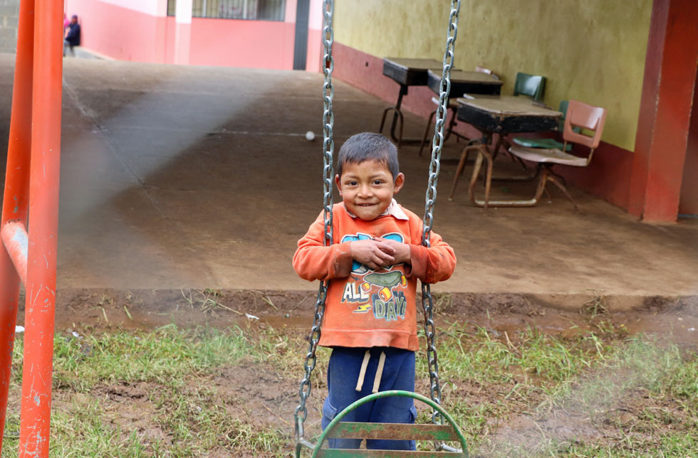Honduras: Ein Junge spielt in einer Kinderschutzzone von World Vision.