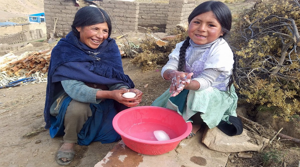 Bolivien: Ein Mädchen und ihre Mutter waschen sich die Hände, um sich vor COVID-19 zu schützen.
