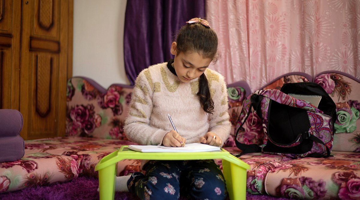Syrien: Ein Mädchen zeichnet ein Bild.