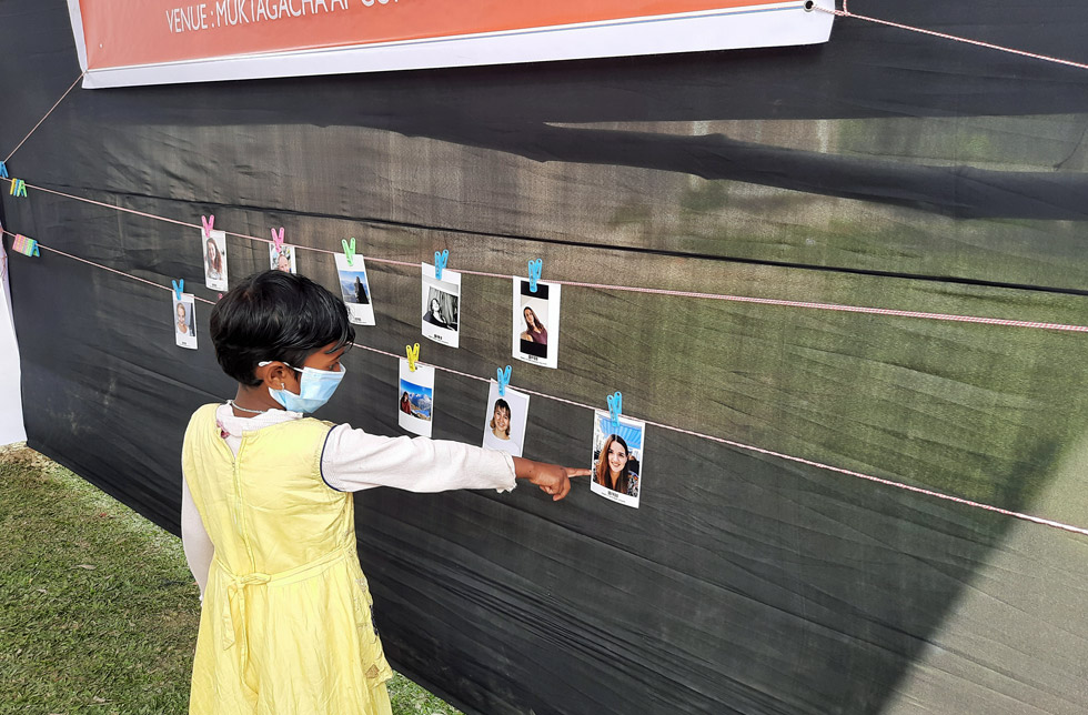 Bangladesch: Ein Mädchen zeigt zielstrebig auf das Foto seines Wunschpaten.