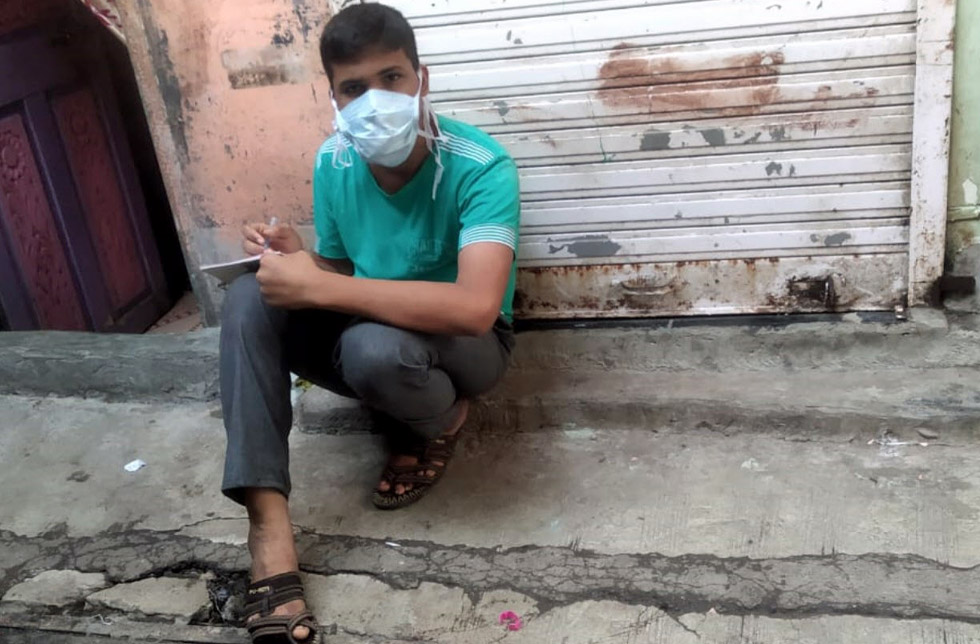 Indien: Ein Junge sitzt vor seinem Haus. In seinem Land wütet die Pandemie.