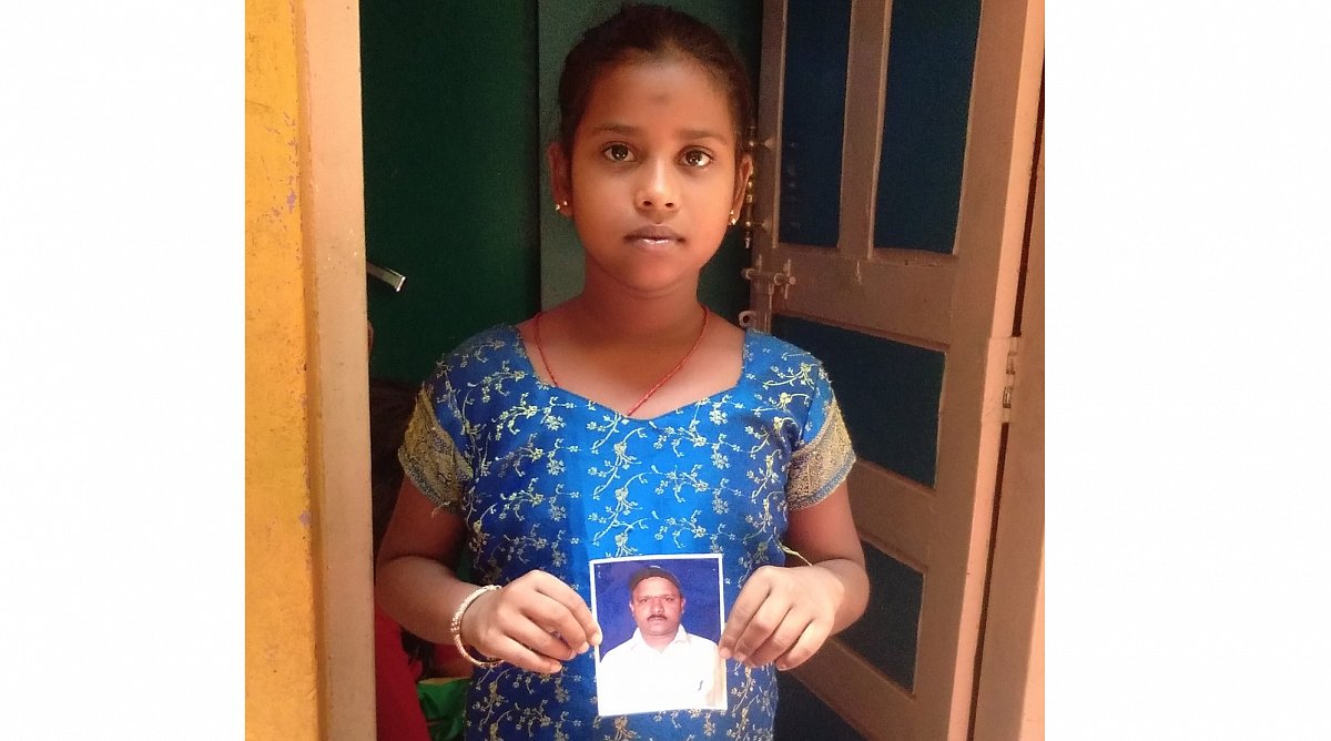 Indien: Ein Mädchen hält das Foto ihres an COVID-19 verstorbenen Vaters in den Händen.