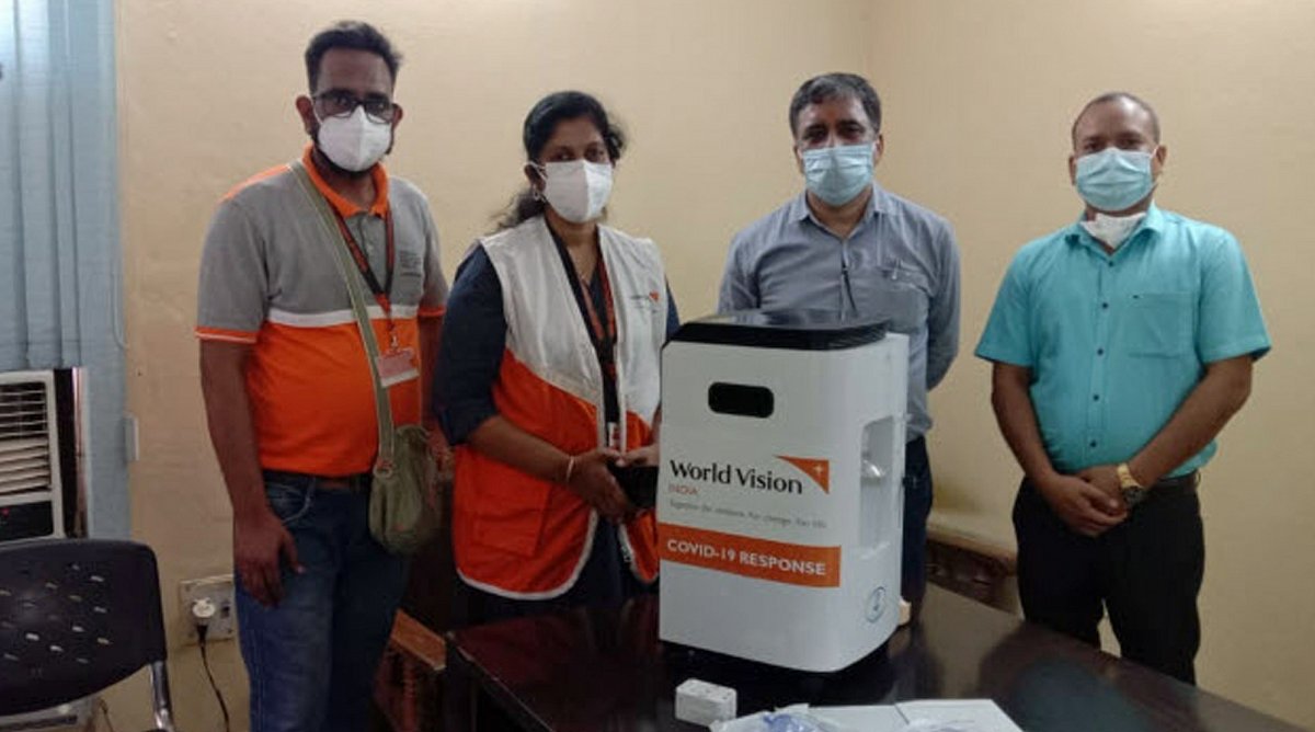 Indien: Mitarbeitende von World Vision Indien präsentieren einen Sauerstoffkonzentratoren.
