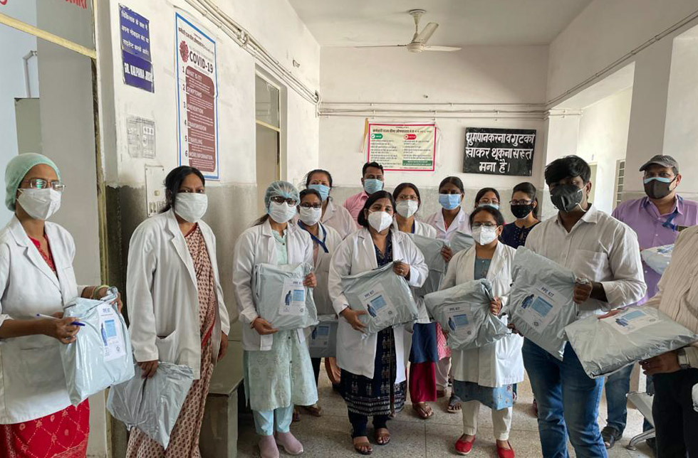 Indien: Ein Krankenhaus hat Schutzkleidung erhalten.