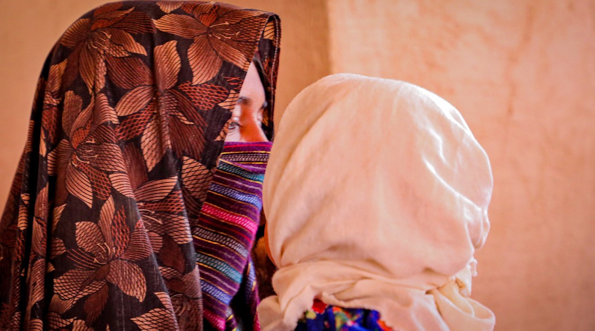 Afghanistan: Eine Mutter blickt auf ihre Tochter.