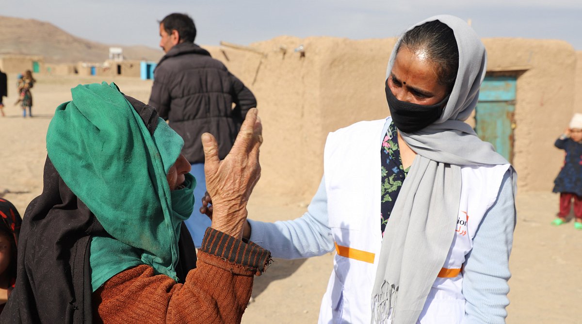 Afghanistan: Eine Mitarbeiterin von World Vision spricht mit einer Afghanin.