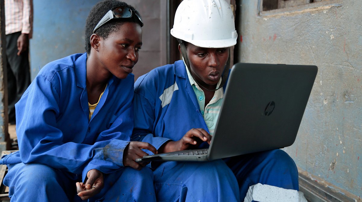 Ruanda: Zwei Frauen lernen online neue Arbeitsweisen kennen.