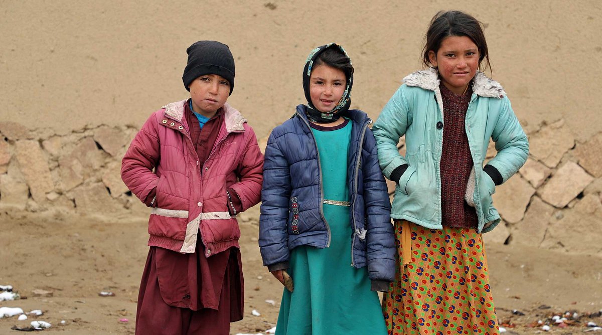 Afghanistan: Drei Kinder blicken in die Kamera