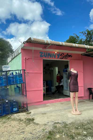 Dominikanische Republik: Blick auf ein Kleidergeschäft.