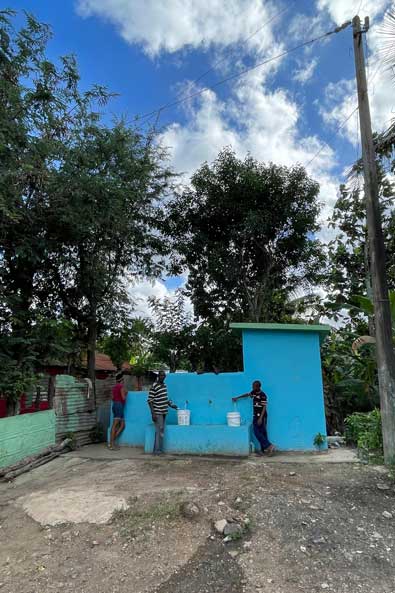 Dominikanische Republik: Eine blau bemalte Wasserstelle.