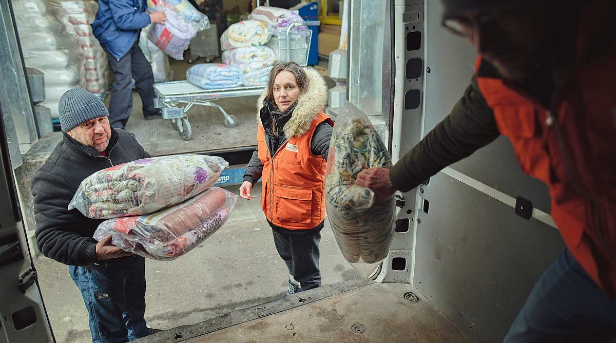 Ukraine/Rumänien: Hilfsgüter werden in LKWs geladen.