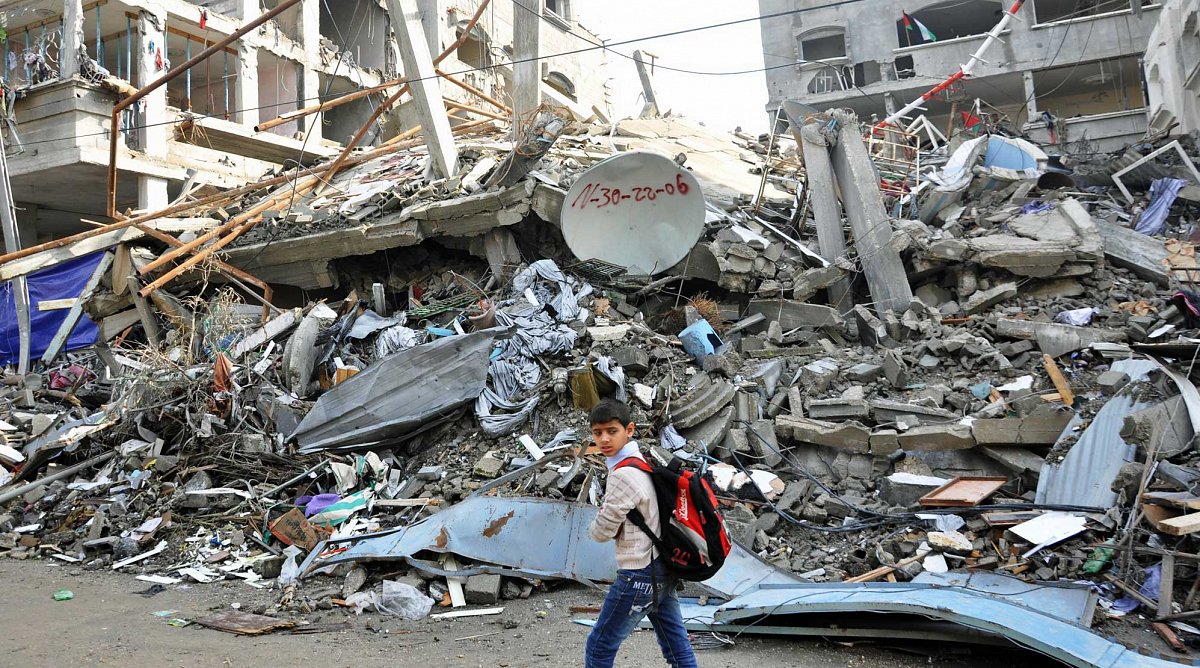 Gaza: Ein Kind in mitten eingestürzter Häuser.