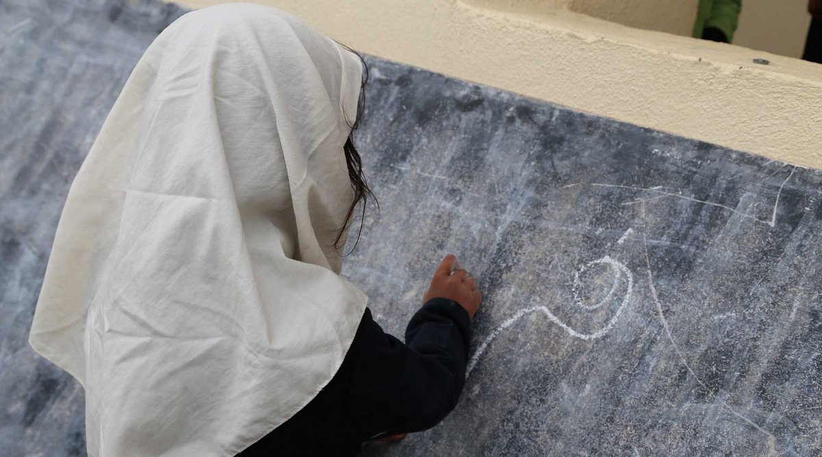 Afghanistan: Eine Schülerin schreibt an die Wandtafel. Bildung, Schule, Schulverbot