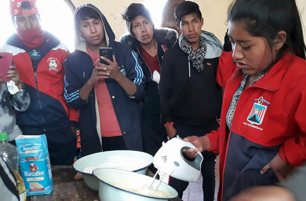 Bolivien: Eine Gruppe Jugendlicher lernt in einem Kurs das Backen.