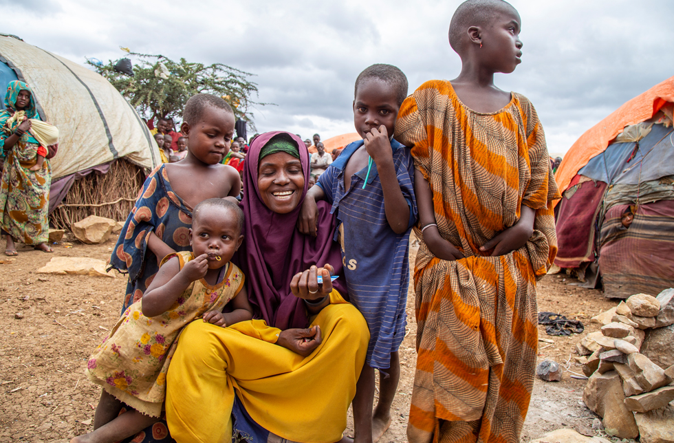 Somalia: Eine Mutter mit 4 Kindern hält einen Lebensmittelgutschein in der Hand.