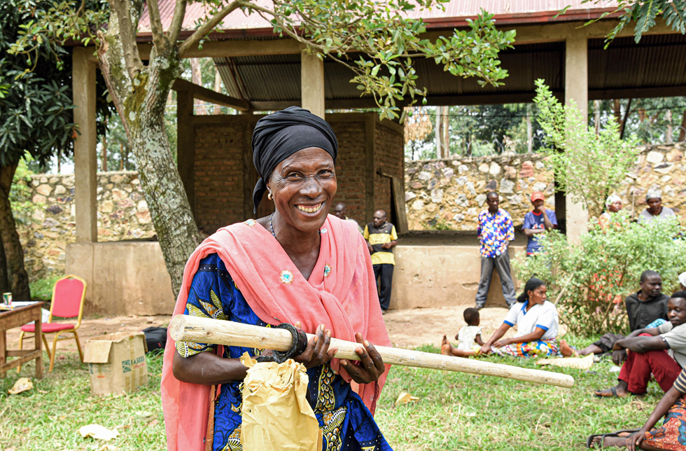 Eine Frau aus dem Kongo mit Werkzeug in der Hand